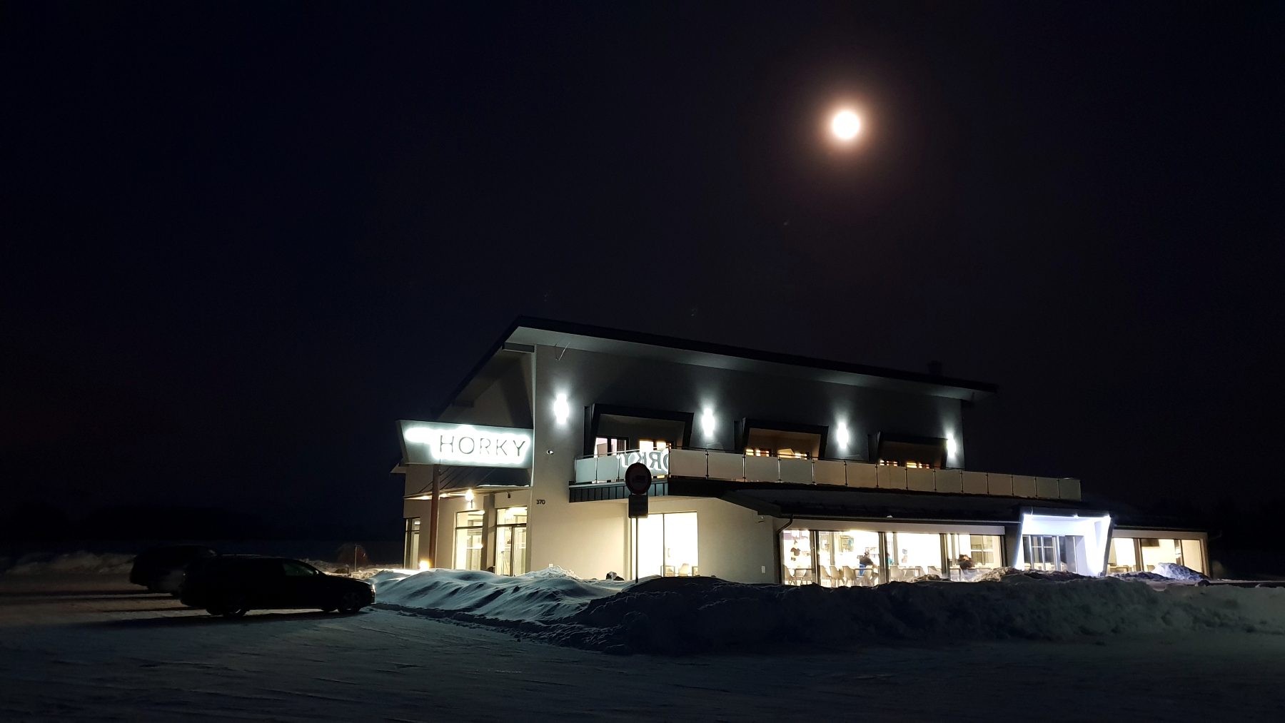 Motel Hôrky večer, rozsvietená reštaurácia