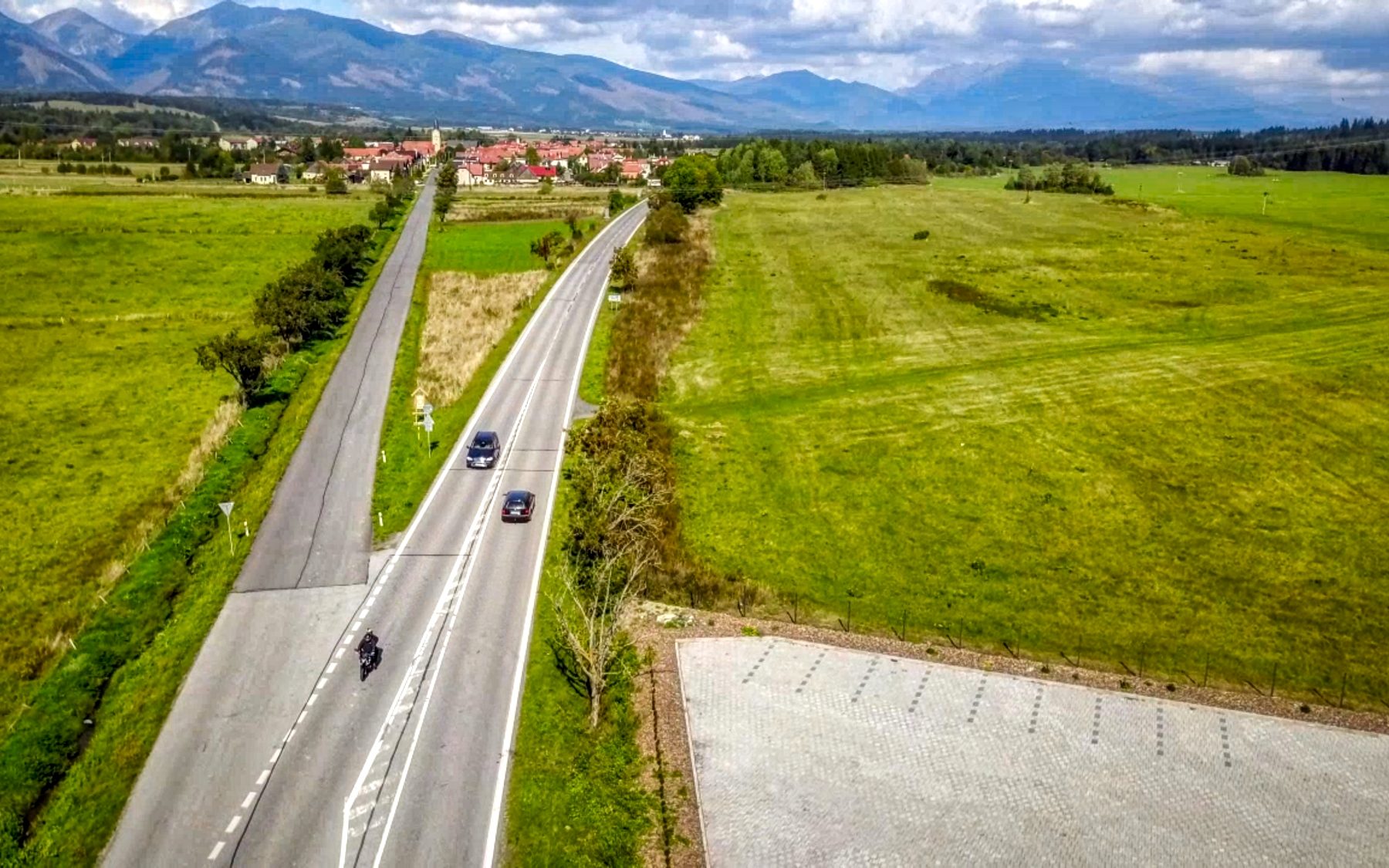 Príjazdová cesta k Motelu Hôrky pri výjazde z D1